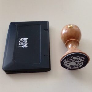 Yuvarlak_Ahşap_Saplı_Mühür-Kaşe-40x40mm-Hat-Tasarım_Grafik-Osmanlıca-Osmanlı-Türkçesi-Eski-Eskimez-Yazı-Kur'an-Harfleri-kitabeler_ahşap-ıstampalı